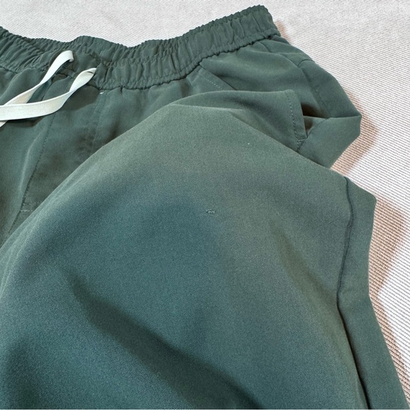 **sold. Figs Technical Collection Men’s Green V Neck Scrub Set Sz Medium - Picture 16 of 16